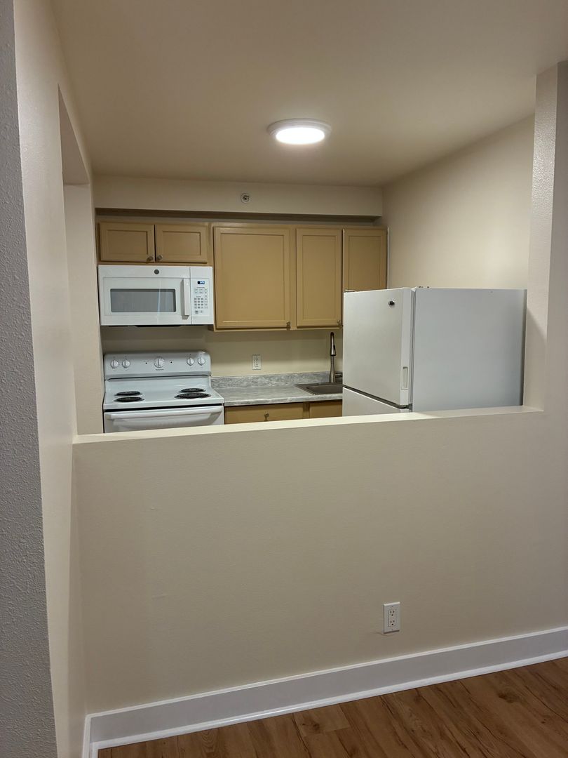 Edmonds Apartment: 22816 Edmonds Way