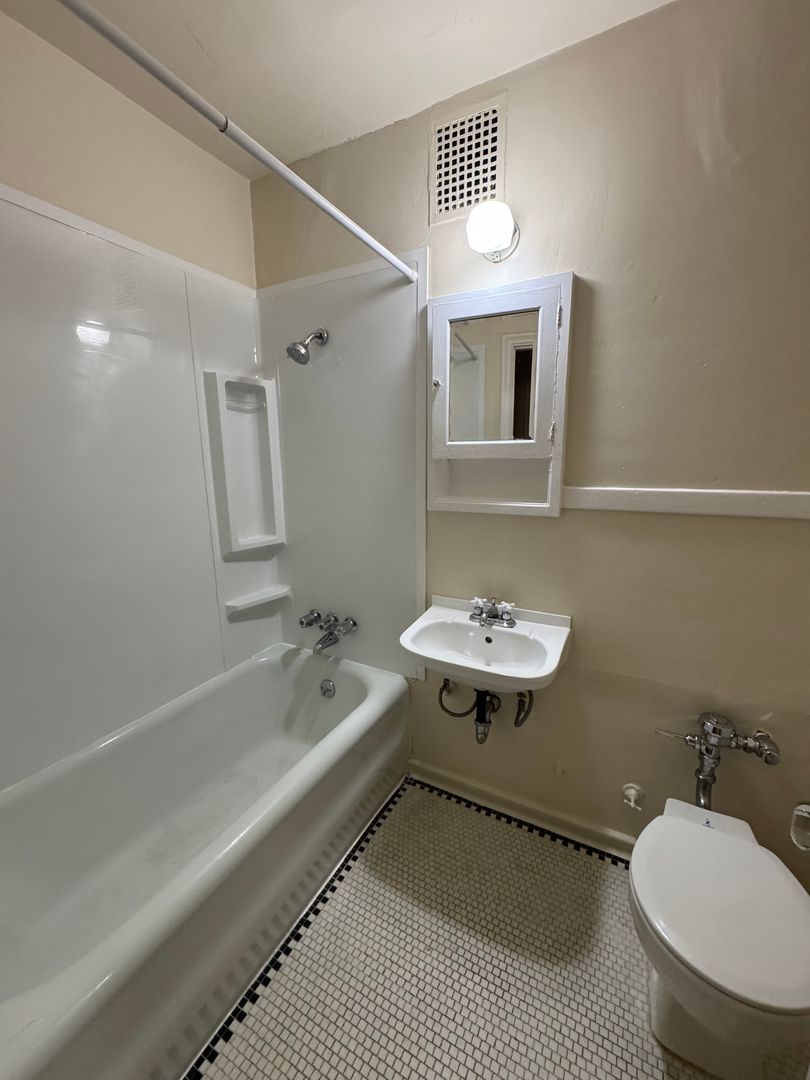 Seattle Apartment: 1420 Boren Ave
