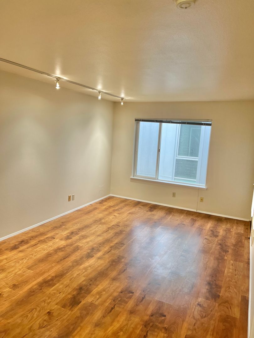 Seattle Apartment: 1509 E Madison St