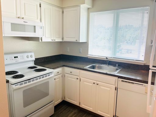 Large 2 Bedroom/2 Bath, In-unit Washer/Dryer, Remodeled! – photo 1