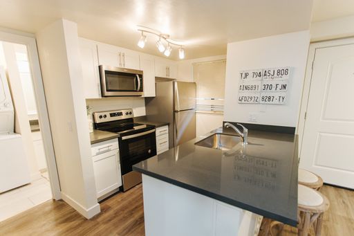 Move In Now Free September Rent!! Best Neighborhood in North Seattle has a Home Just for You! Large 1BR/1BA!! – photo 1