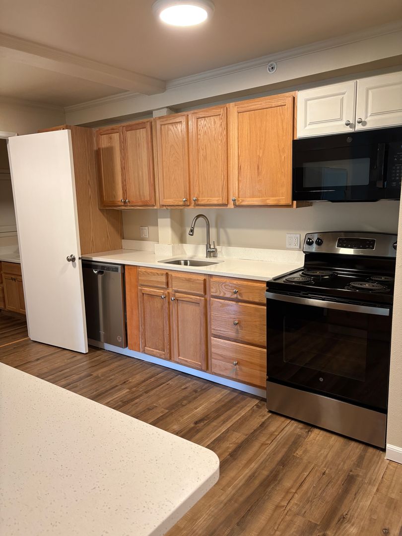 Edmonds Apartment: 22816 Edmonds Way