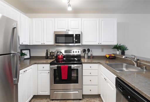 TOP FLOOR Remodeled Open Kitchen, Perfect Location, Reserved Parking Available!! – photo 1