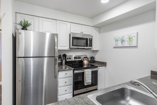 Beautiful Large Two Bedroom Remodeled with Washer and Dryer in Unit!! – photo 1