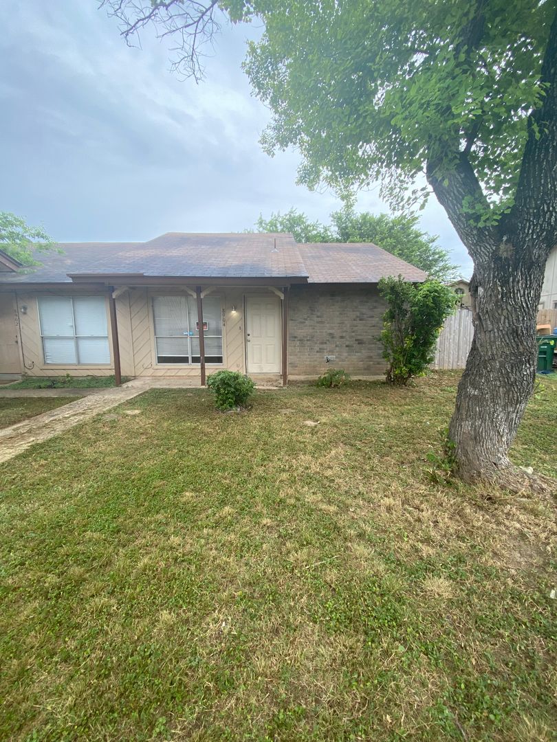 San Antonio House: 8904 Meadow Trace