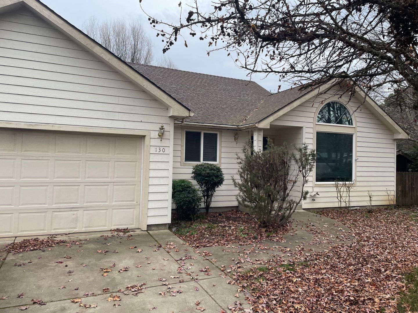 Shady Cove House: 130 Fawn Circle