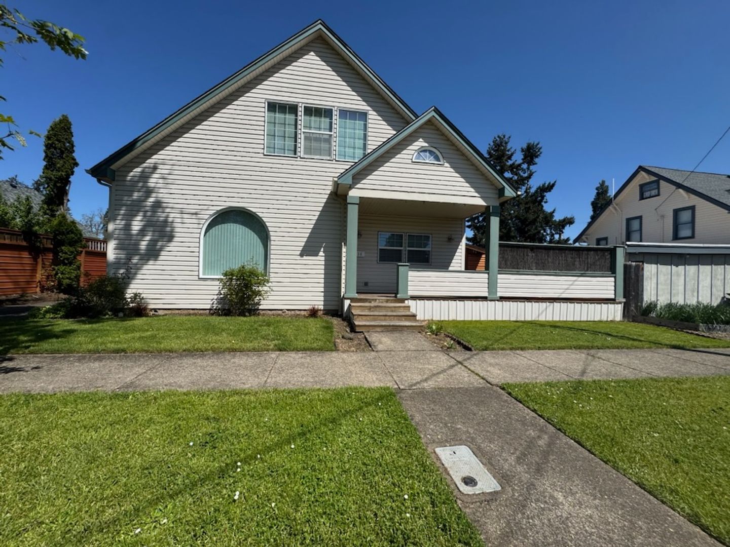 Cottage Grove House: 236 E Madison Ave