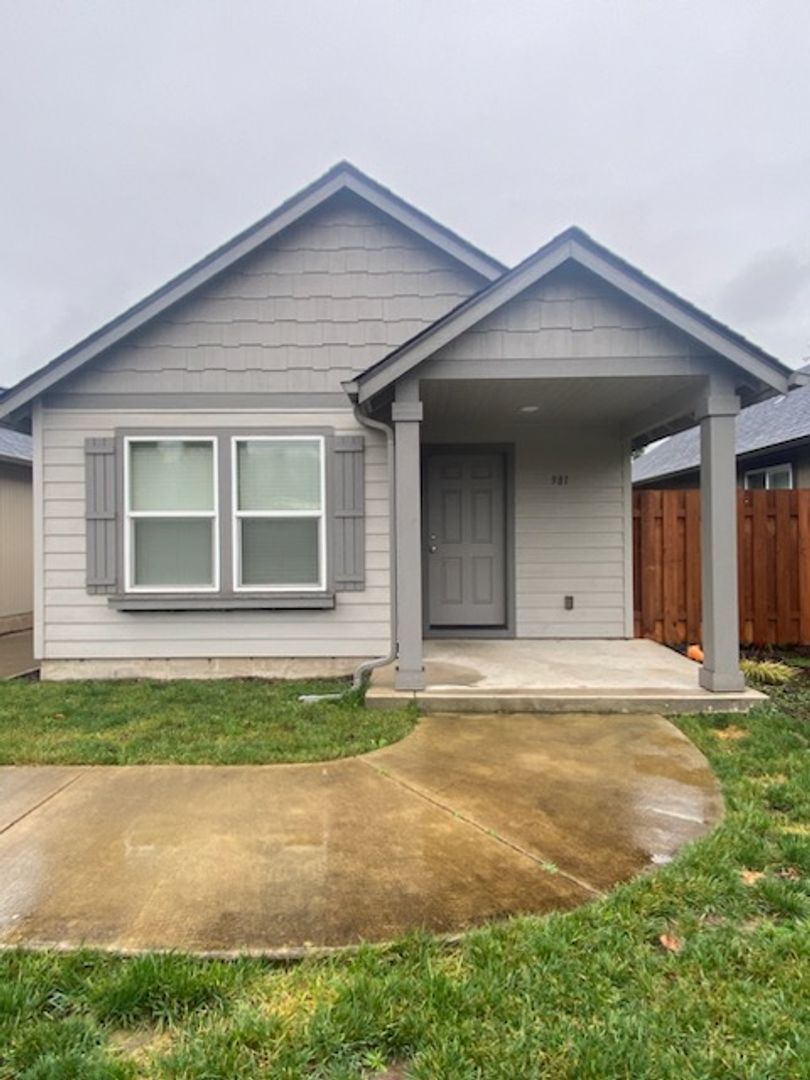 Cottage Grove House: 981 Pacific Hwy 99 South