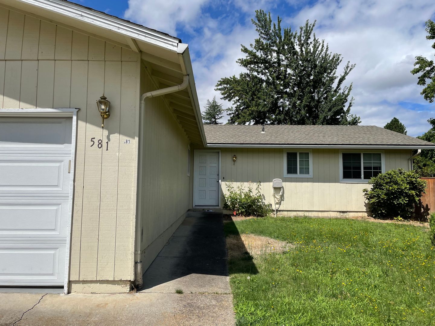 Medford House: 581 N Wexford Circle