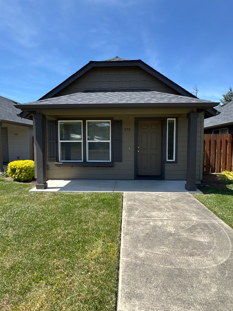Cottage Grove House: 975 Pacific Hwy 99 South