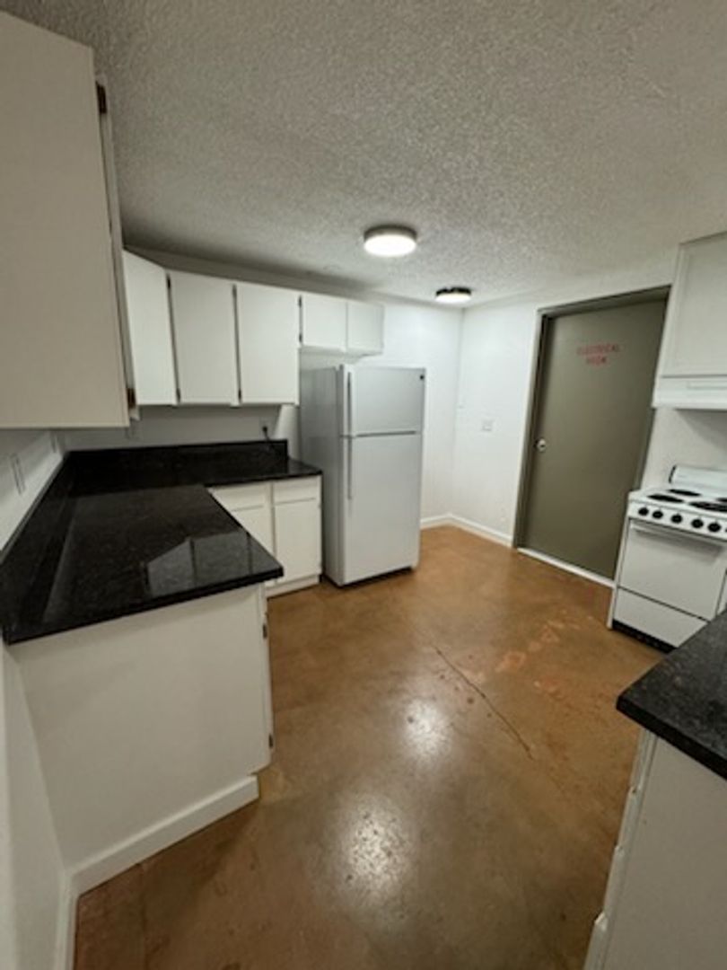 Creswell House: 345 E Oregon Ave #141