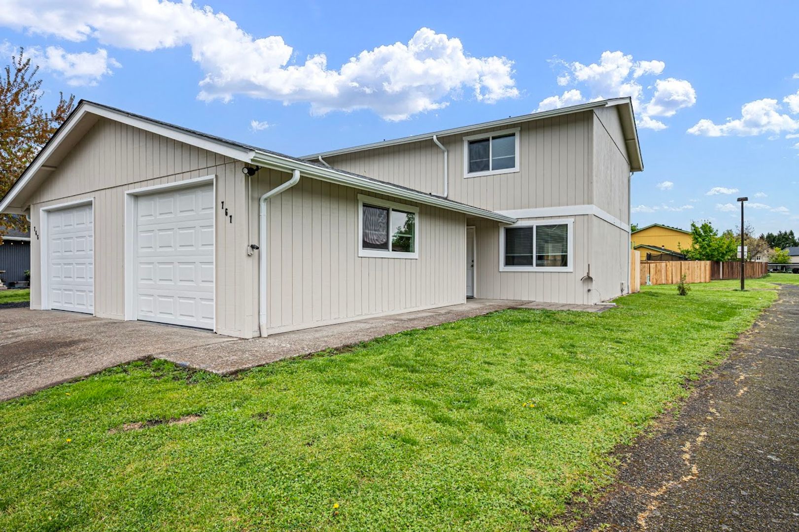 Springfield House: 767 N Cloverleaf Lp