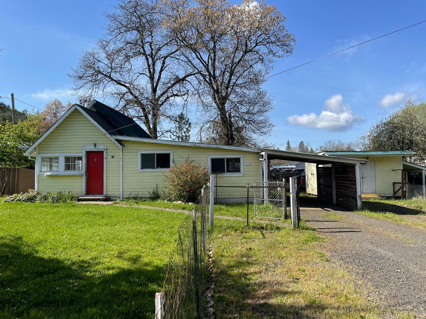 Shady Cove House: 35 Maple St