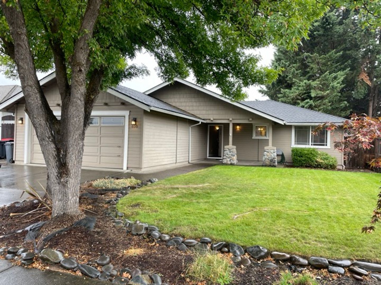 Central Point House: 890 Westrop Drive