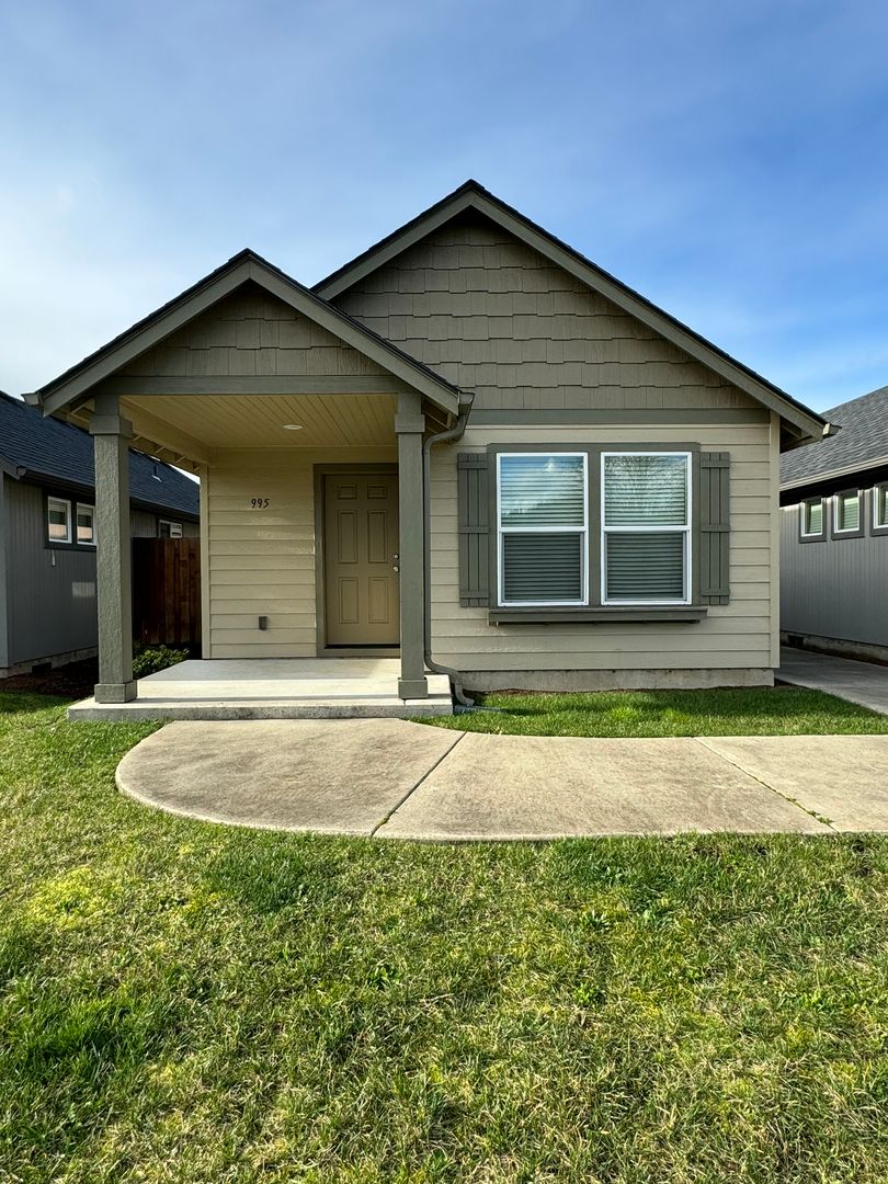 Cottage Grove House: 995 Pacific Hwy 99 South