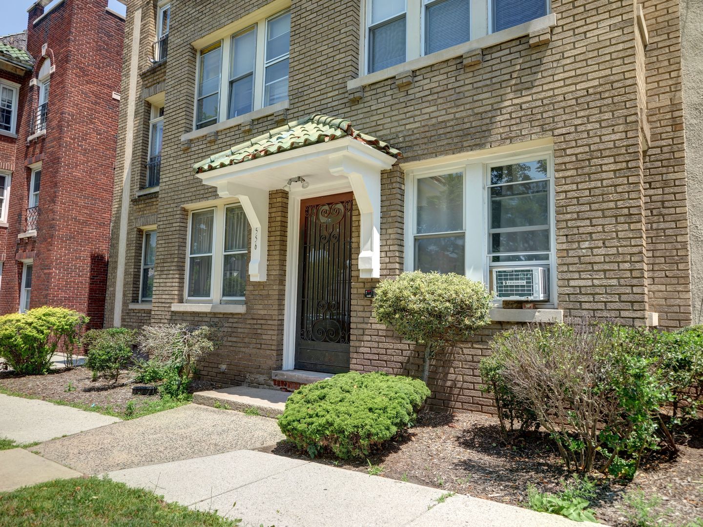 East Orange Apartment: 556 Park Avenue