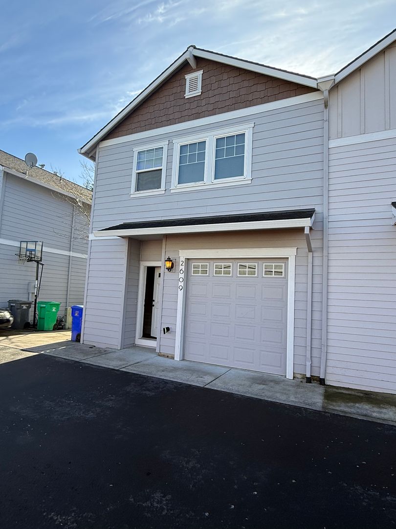 Portland House: 2609 SE 105th Ave