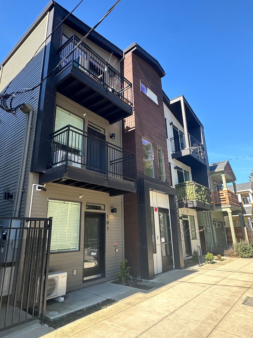 Portland Apartment: 5855 SE 72nd