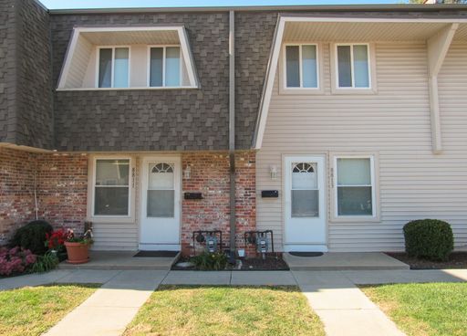 2 BEDRROOM TOWNHOME AVAILABLE – photo 1