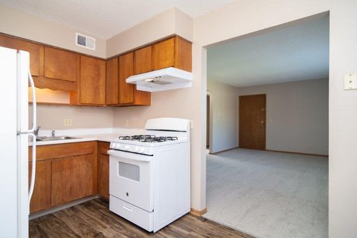 2 Bed, 1 Bath off of 120th and Center. Great Location! – photo 1