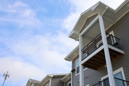 3 Bedroom Unit Available Pick your Move Special! Options include $500 Visa Gift Card!!! – photo 1