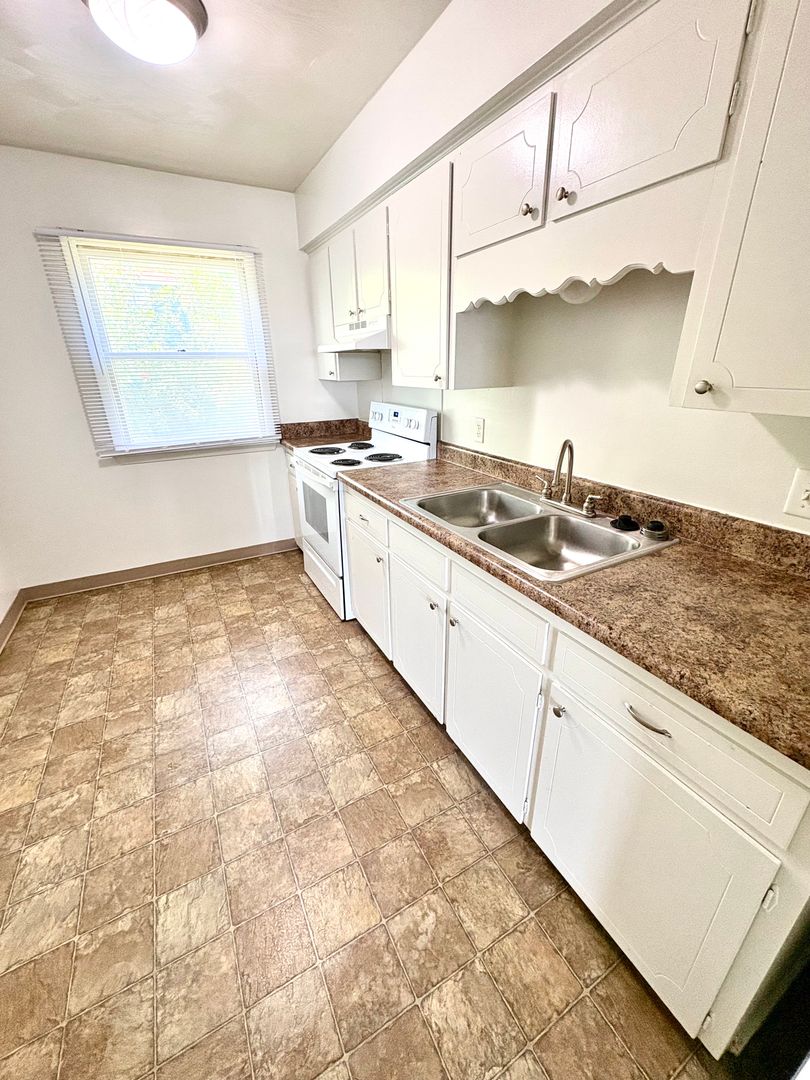 Omaha Apartment: 2306 Village Court