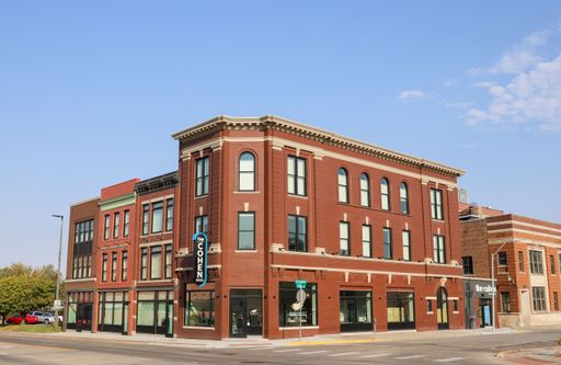 Newly Renovated, Historic 2 Bed Apartment – photo 1
