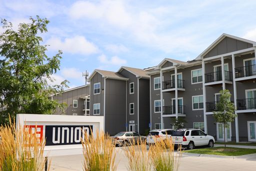 2 Bedroom Unit Available Pick your Move Special! Options include $500 Visa Gift Card!!! – photo 1