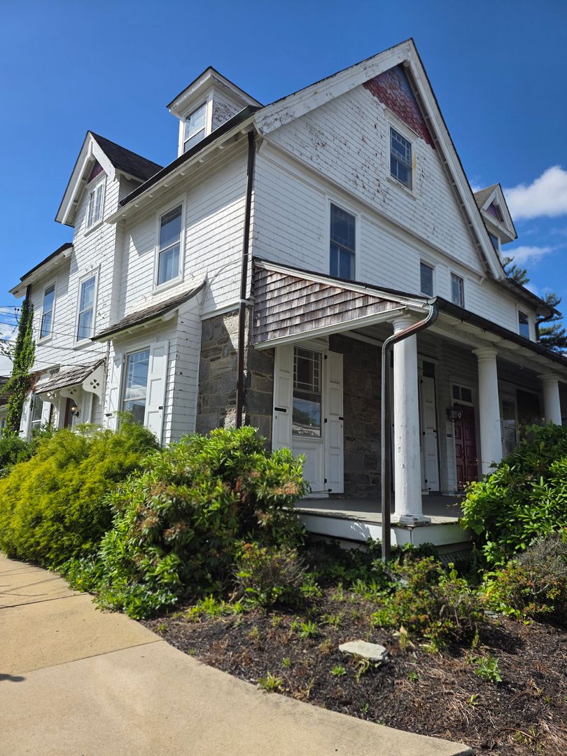 Abington Apartment: 1858 Guernsey Ave
