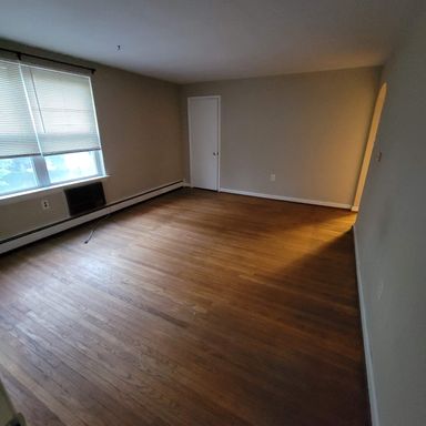 Garden-Style Building - 1 BdRm Unit Now Available in Jenkintown