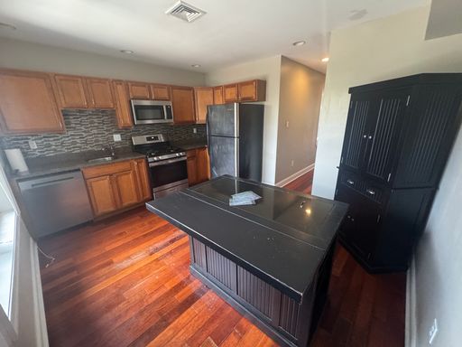 Beautiful 3 bed/2.5 bath in Northern Liberties w/ GARAGE & OUTDOOR SPACE available for a September move-in!! – photo 1