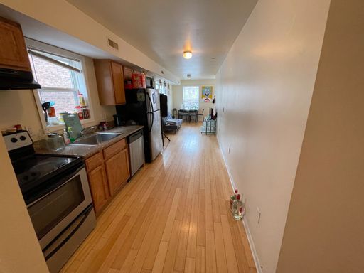 Beautiful 2 Bedroom On Student Friendly Block!! Close to Temple! – photo 1