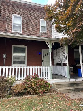 AVAILABLE NOW - MOVE-IN READY!!! Bright and Spacious 3 bedroom house in Drexel Hill!!