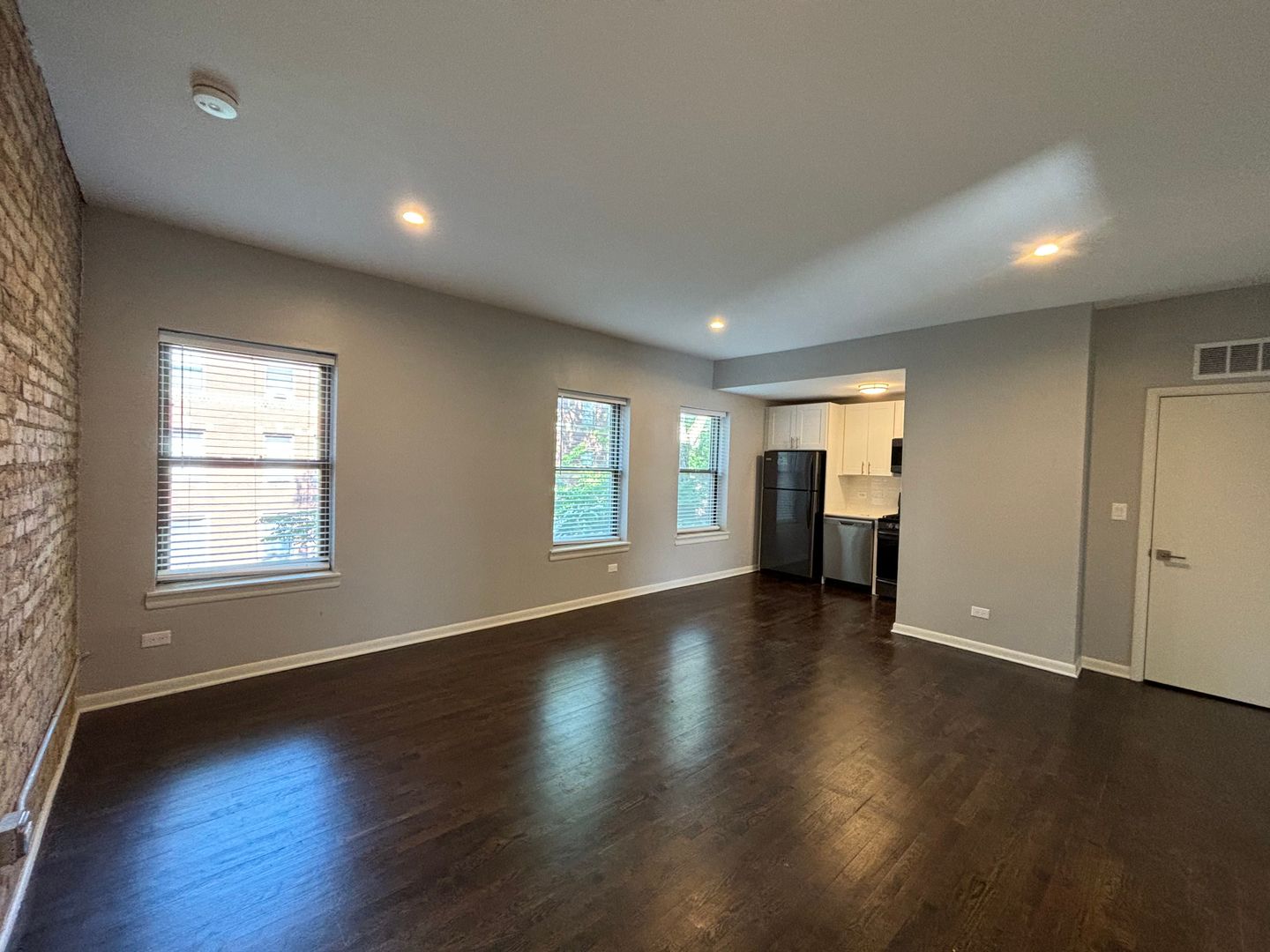 Chicago Apartment: 835-864 W. Barry Ave.