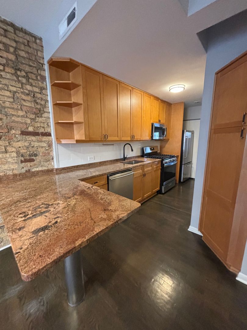 Chicago Apartment: 835-864 W. Barry Ave.