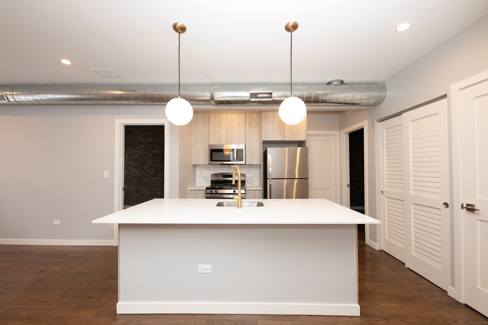 Chicago Apartment: 835-864 W. Barry Ave.