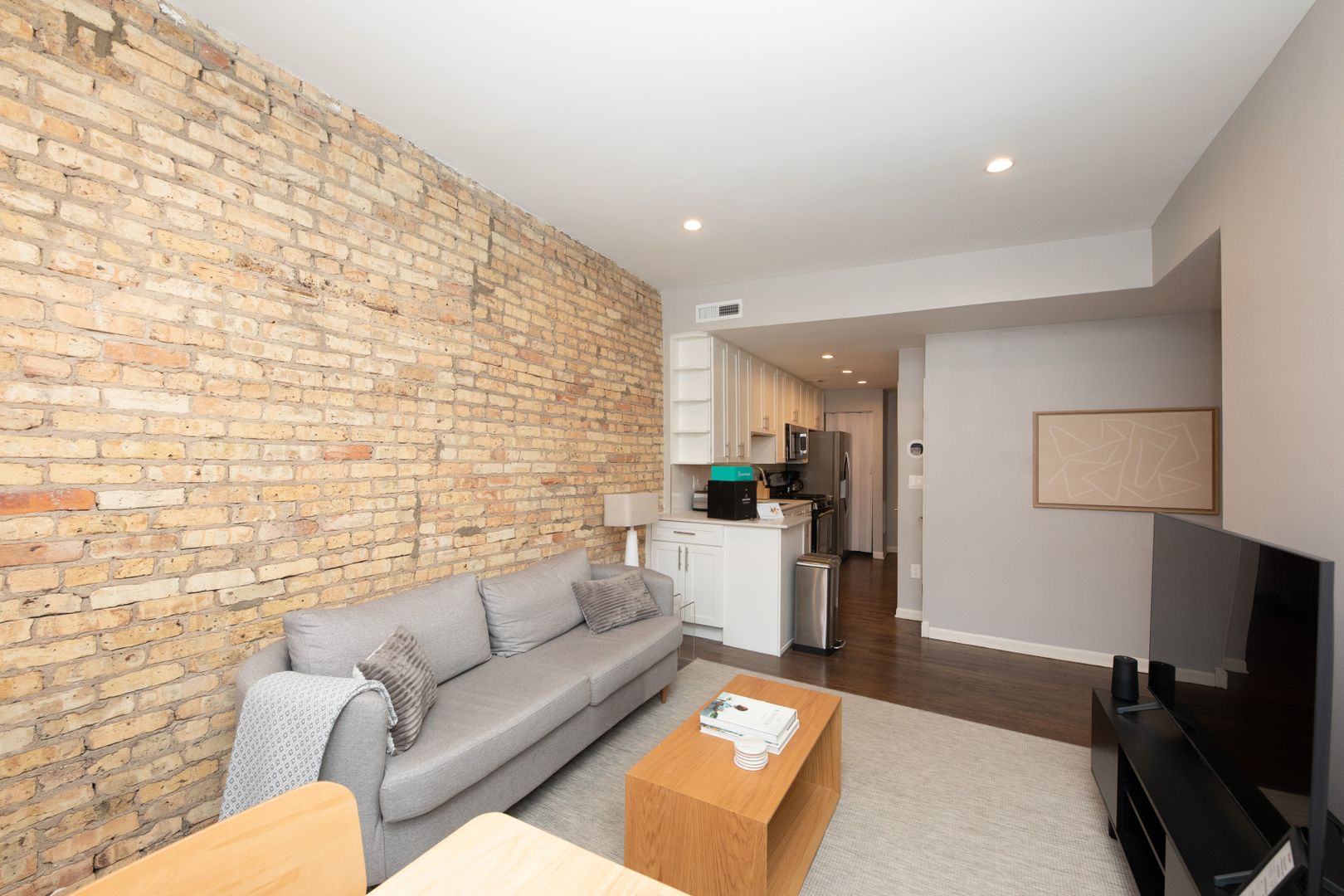 Chicago Apartment: 835-864 W. Barry Ave.