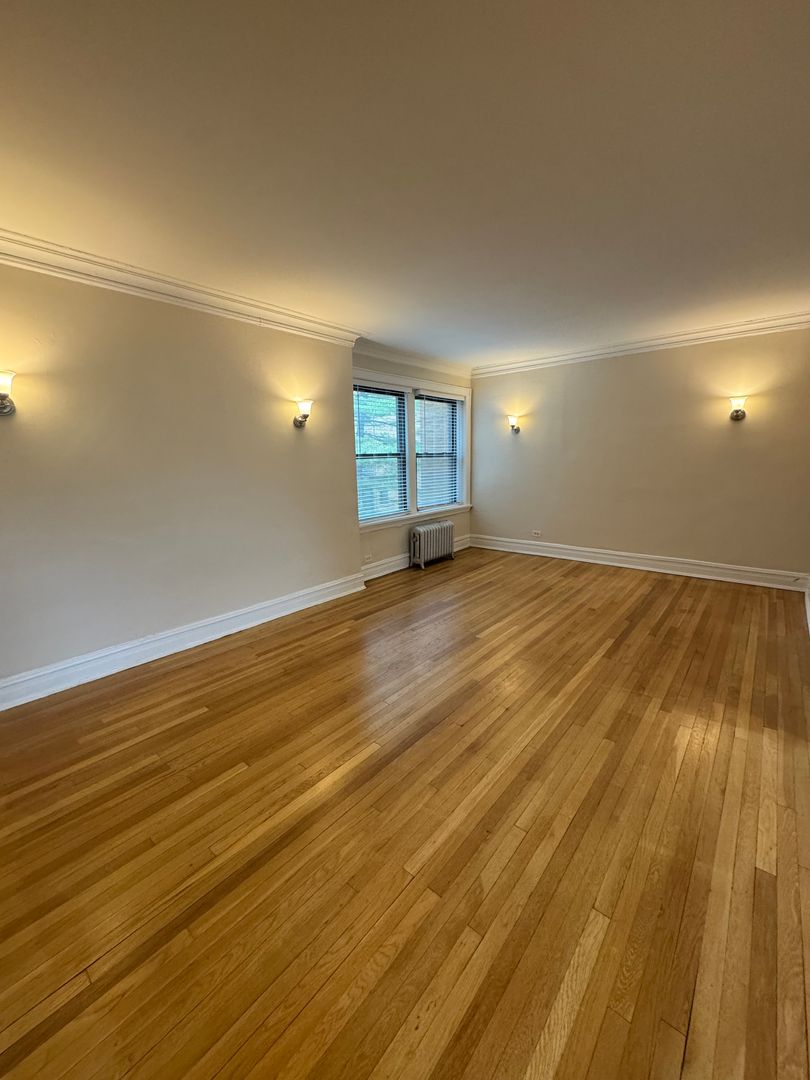 Evanston Apartment: 605-617 Hinman Avenue