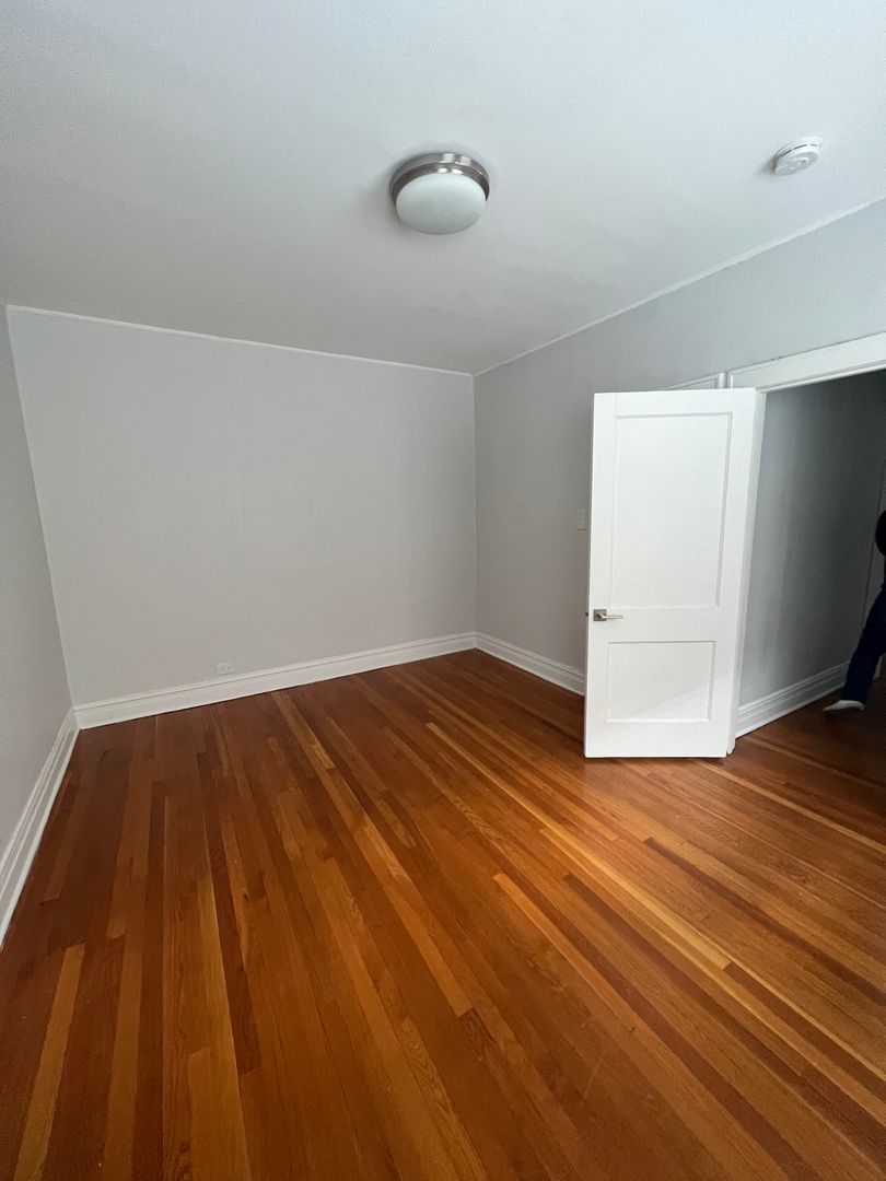 Evanston Apartment: 605-617 Hinman Avenue