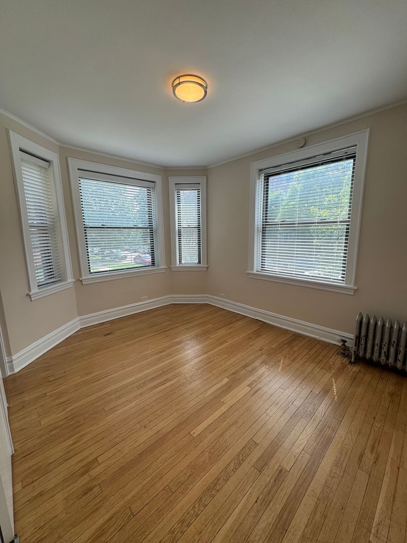 Evanston Apartment: 605-617 Hinman Avenue