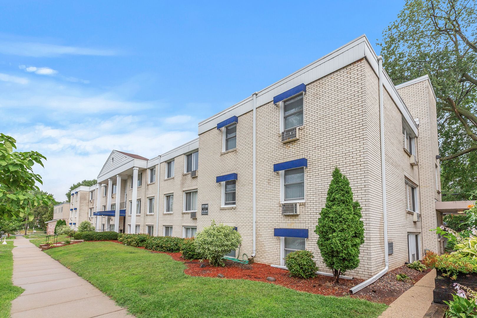 Minneapolis Apartment: 2417 Garfield Ave