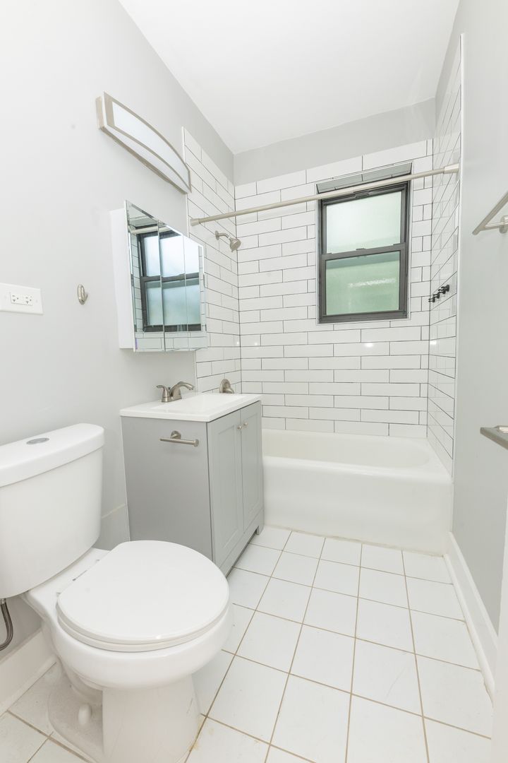 Evanston Apartment: 605-617 Hinman Avenue