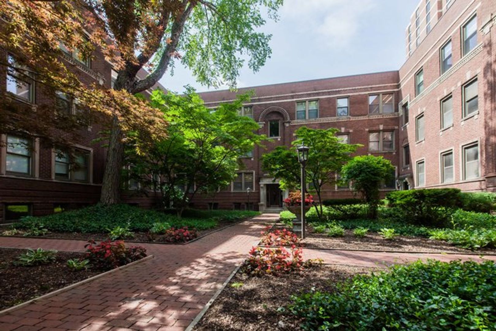 Chicago Apartment: 835-864 W. Barry Ave.
