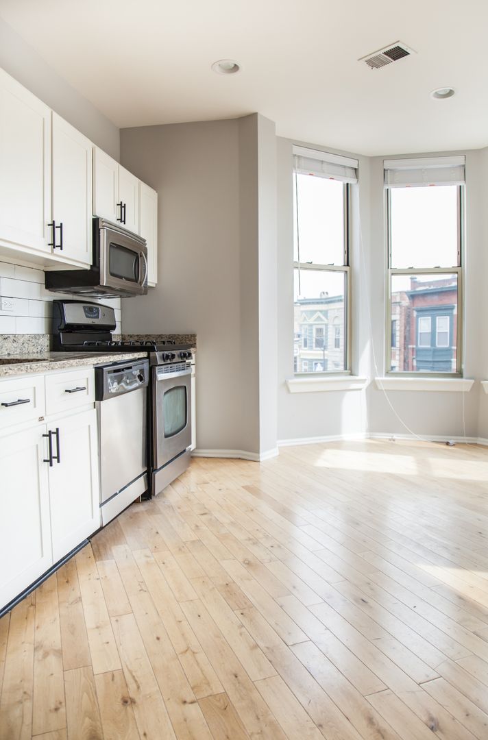 Chicago Apartment: 3264 N Clark