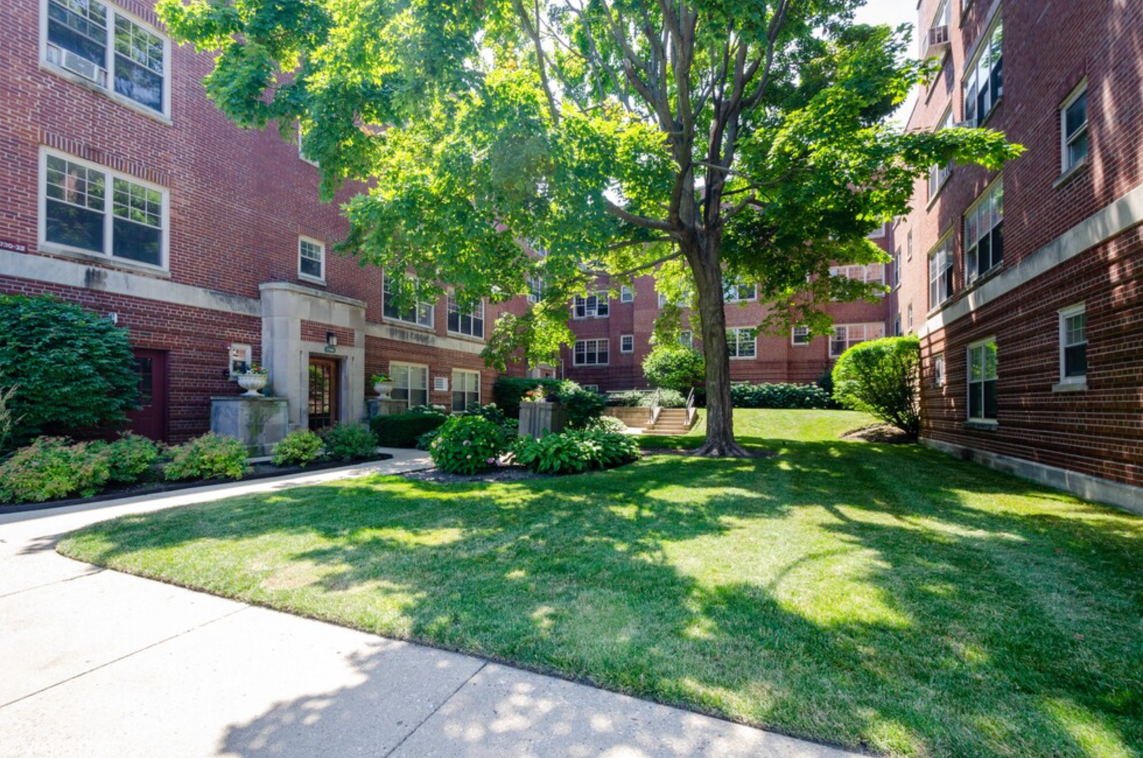 Evanston Apartment: 2730-2766 Hampton Parkway
