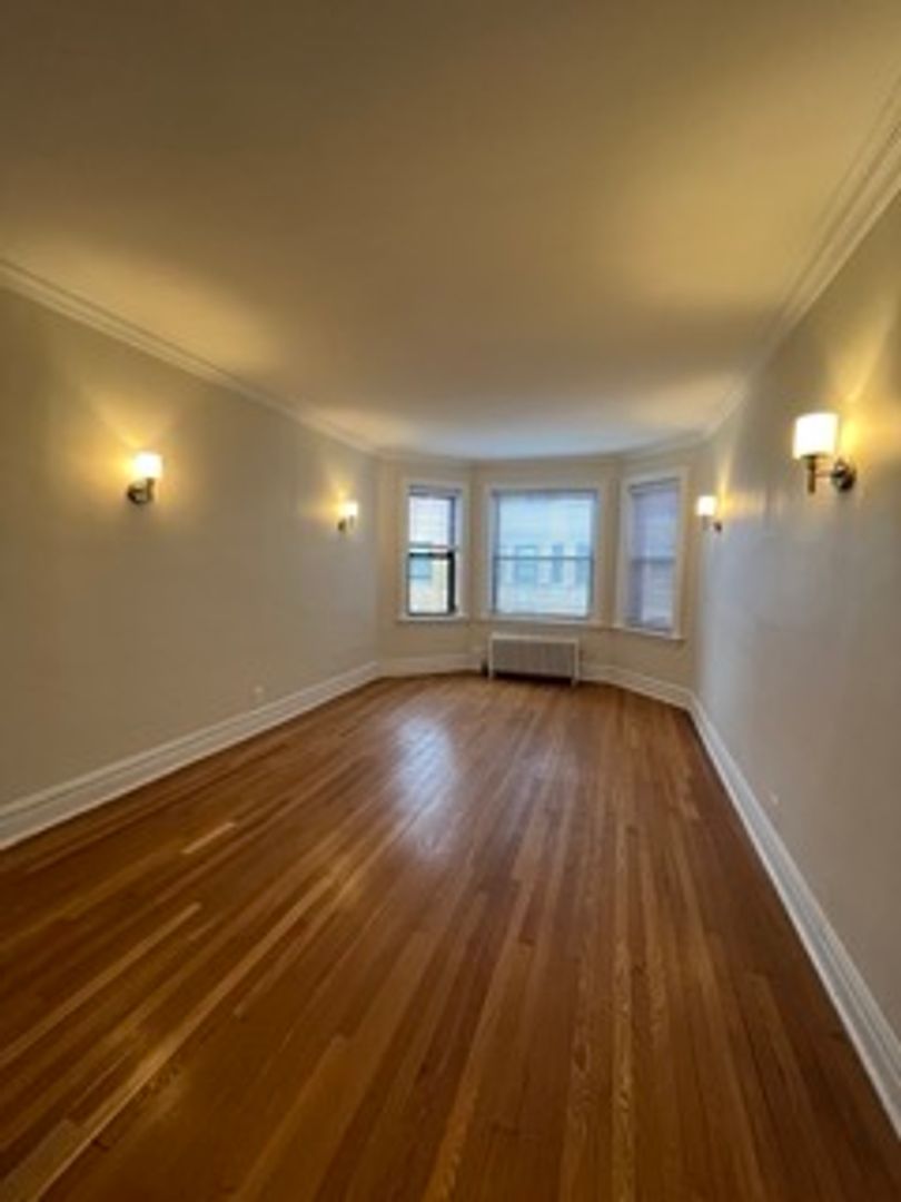 Evanston Apartment: 605-617 Hinman Avenue