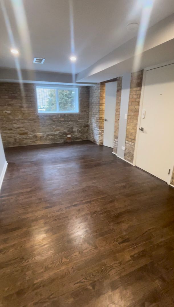 Chicago Apartment: 835-864 W. Barry Ave.
