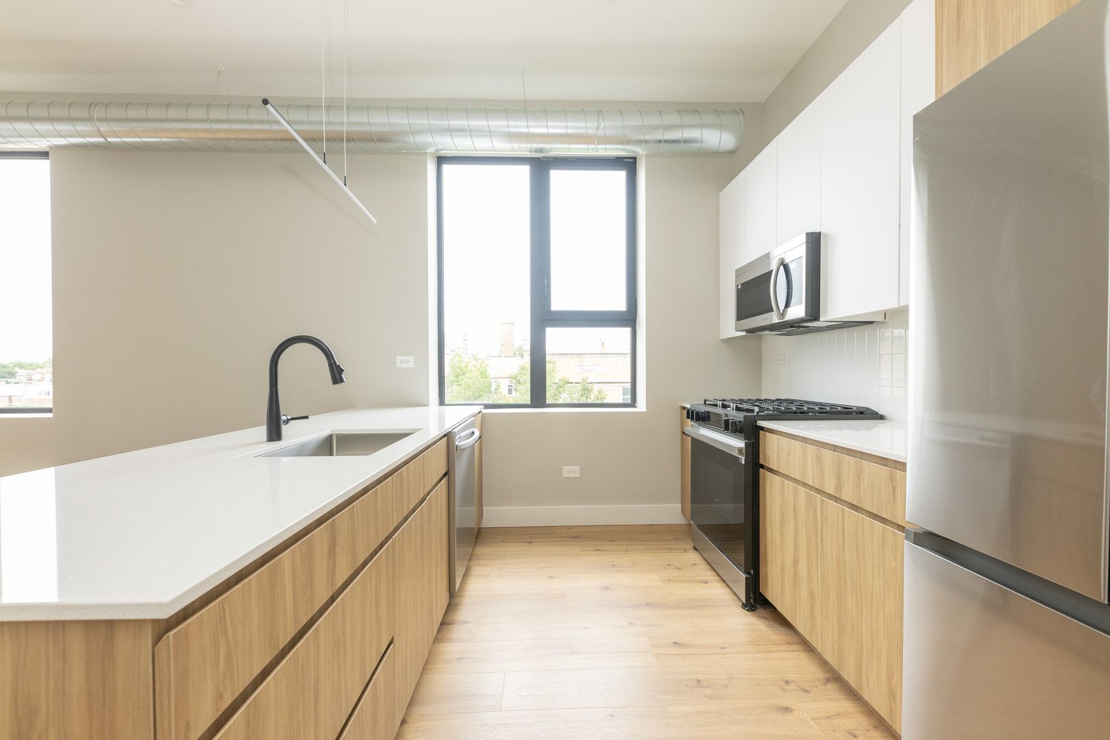 Chicago Apartment: 6044 N Winthrop Ave