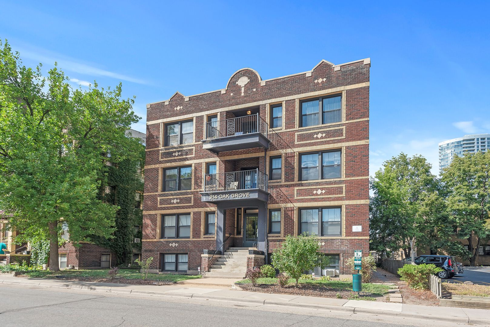 Minneapolis Apartment: 214 Oak Grove St