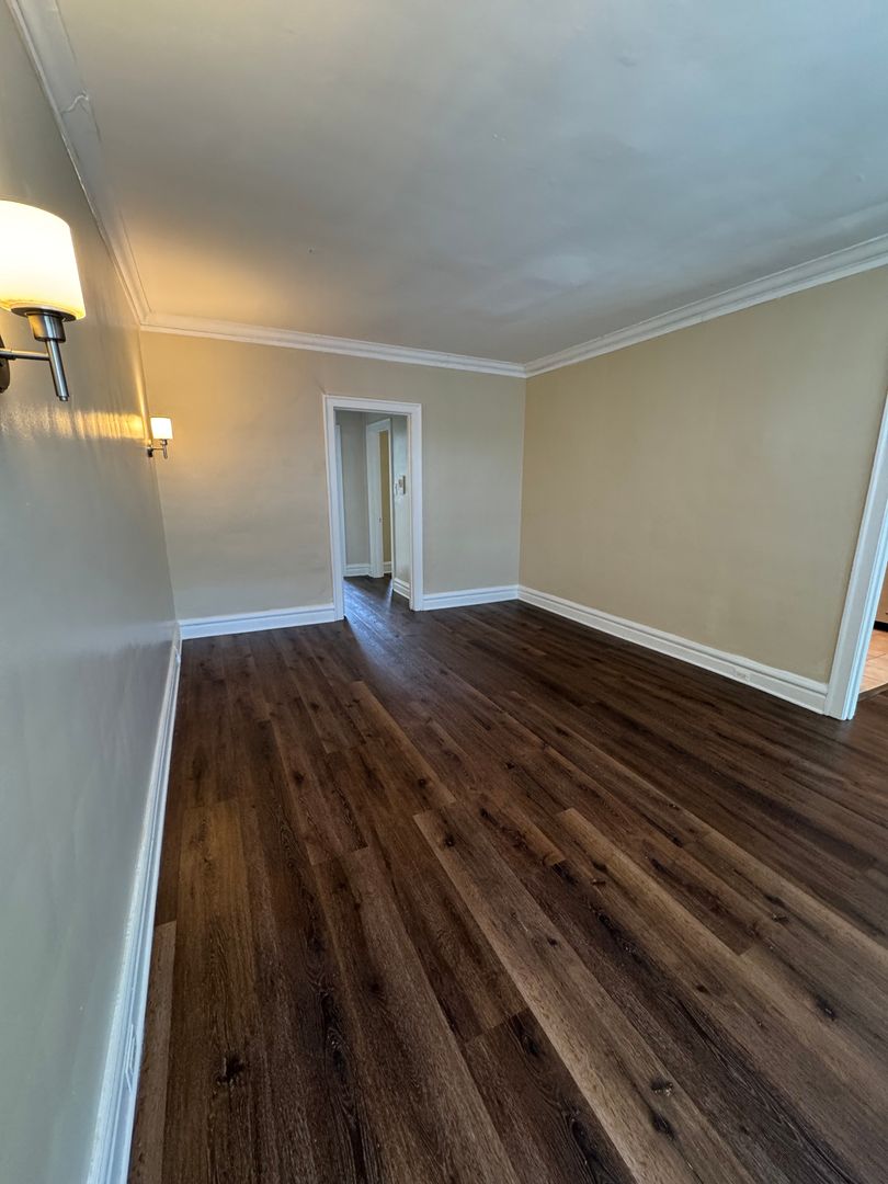 Evanston Apartment: 1000-1010 Hinman Avenue